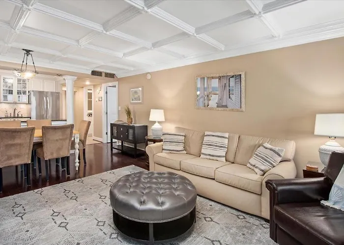 Ferienhaus Beautiful & Spacious 3 Bedroom Atlantis Steps From The Beach!