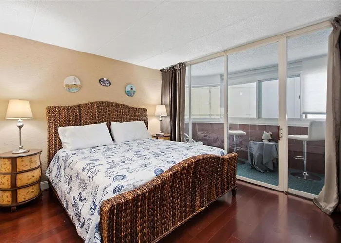 Ferienhaus Beautiful & Spacious 3 Bedroom Atlantis Steps From The Beach!